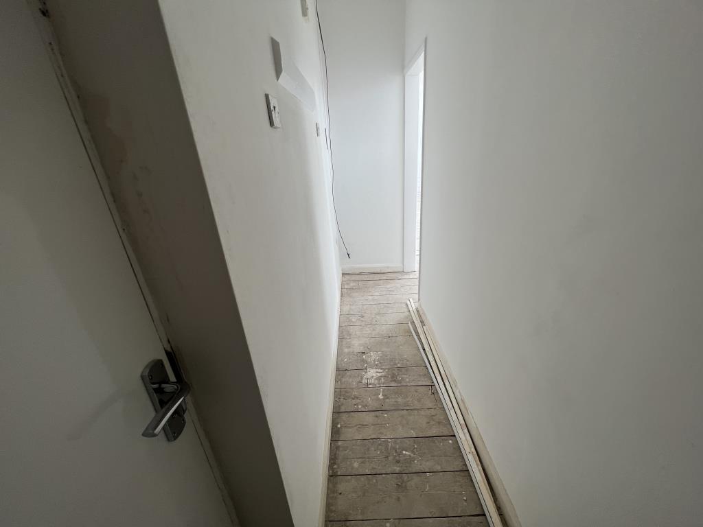 Lot: 76 - PARTIALLY REFURBISHED STUDIO FLAT FOR COMPLETION - Internal photo of the hallway